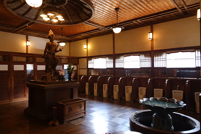 トイレと仏像が祀られている寺