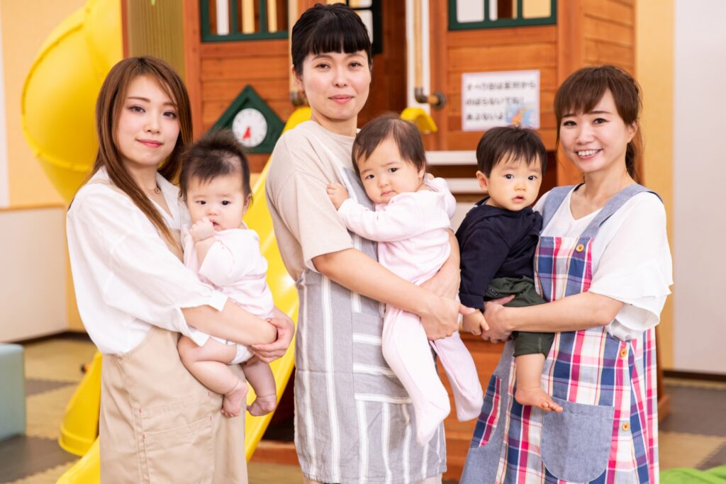 3人の保育士と3人の赤ちゃん