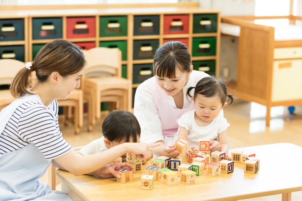 積み木で遊ぶ子どもたち