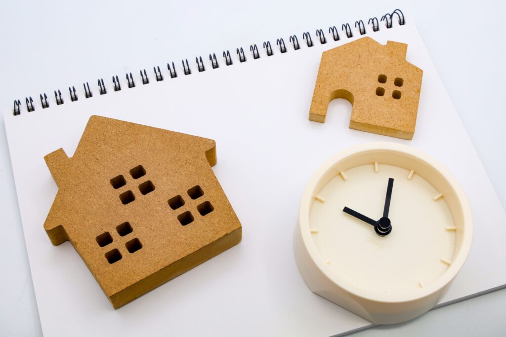 家の形の置物と時計