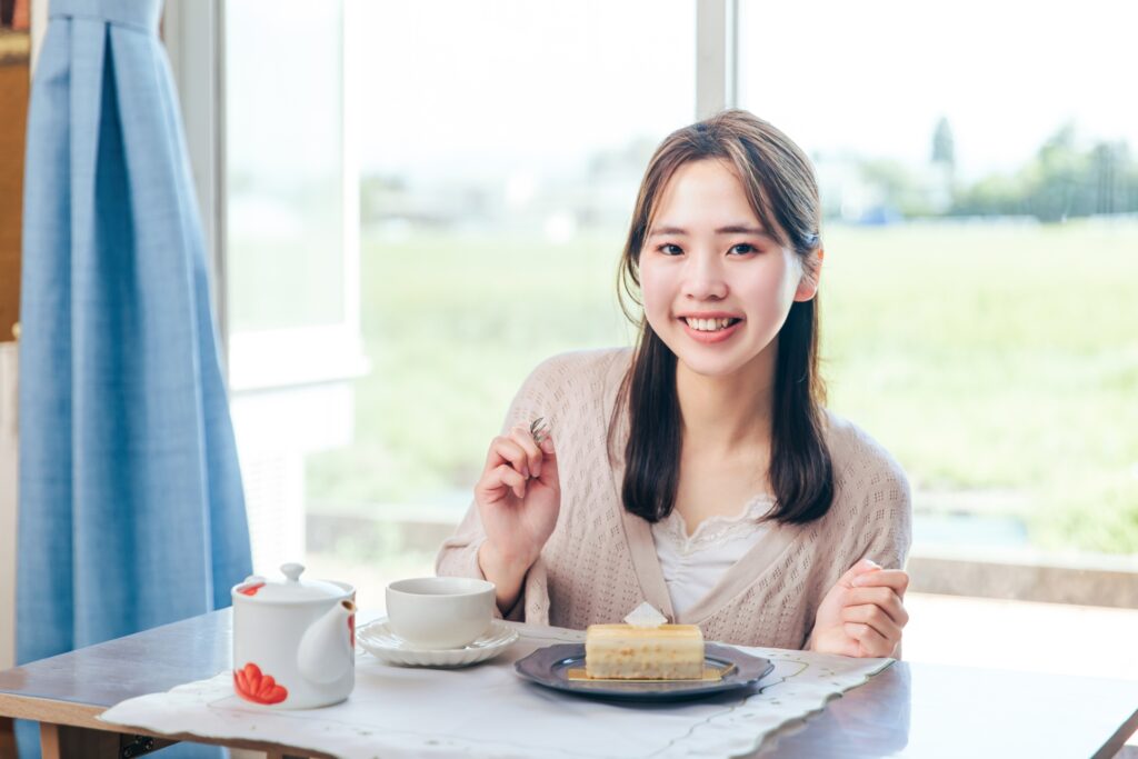 心身をリフレッシュするために好きなスイーツを楽しむ女性