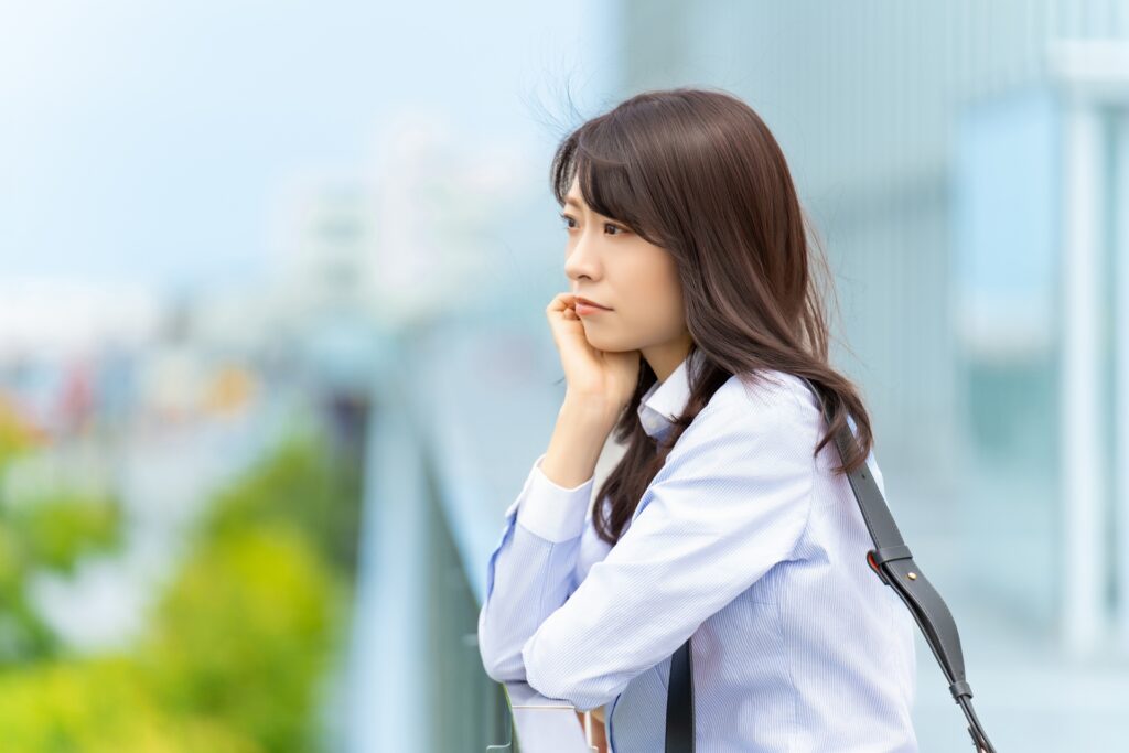 遠くを見つめて転職を考える女性の横顔
