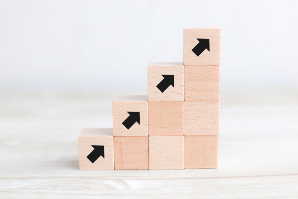 積み上げた10個の積み木と矢印マーク