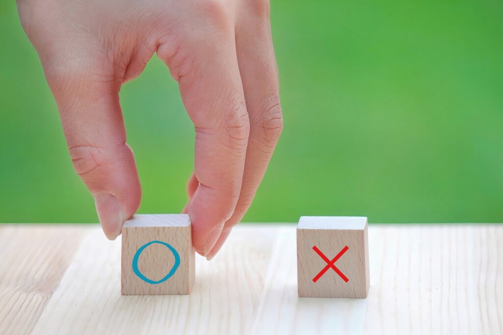 緑色の背景で、丸が書かれた積み木をつかもうとしている様子