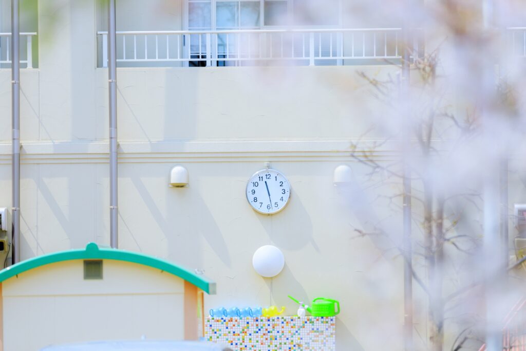 時計がかかっている保育施設の外観