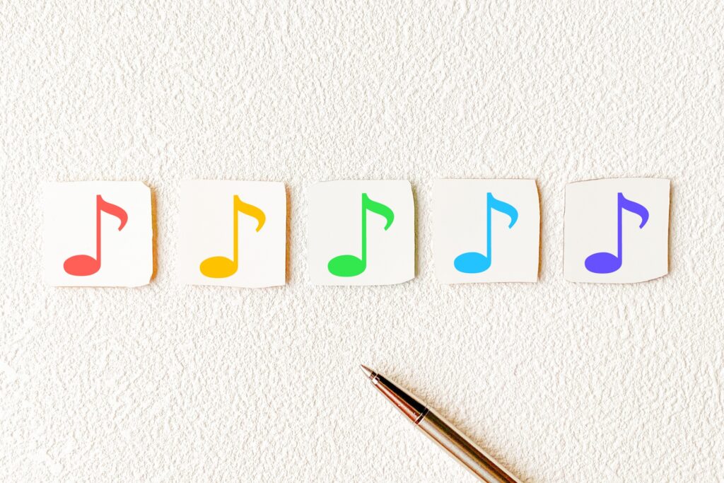 5つのカラフルな音符マーク