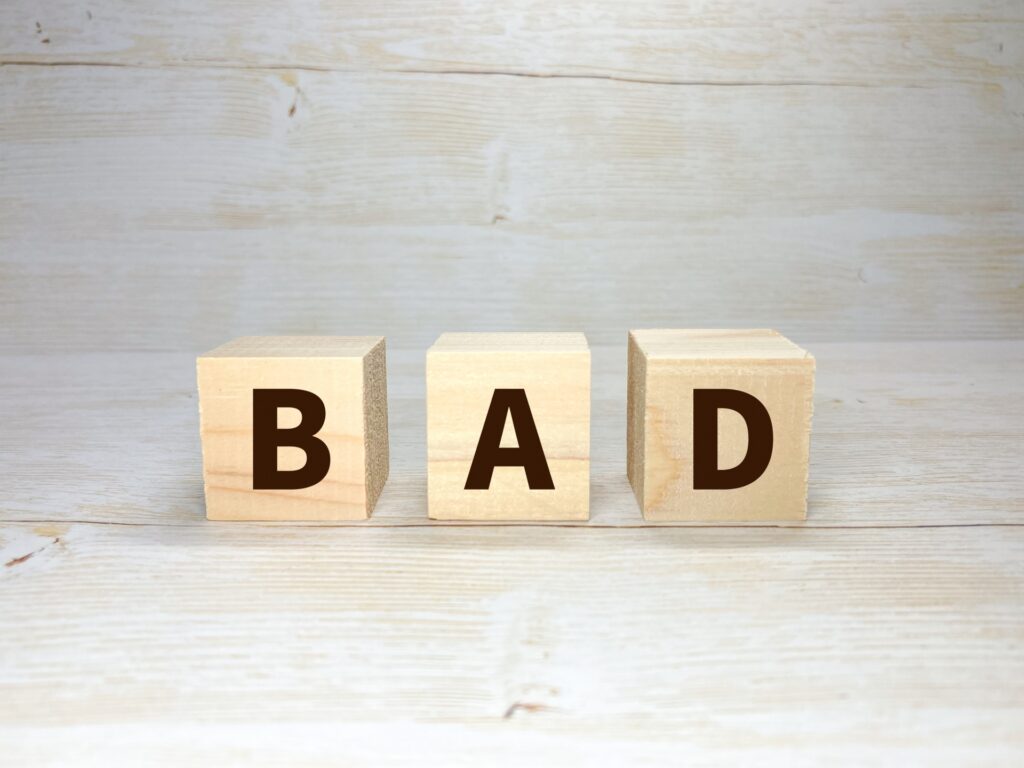 BADの文字が書かれた3つの積み木