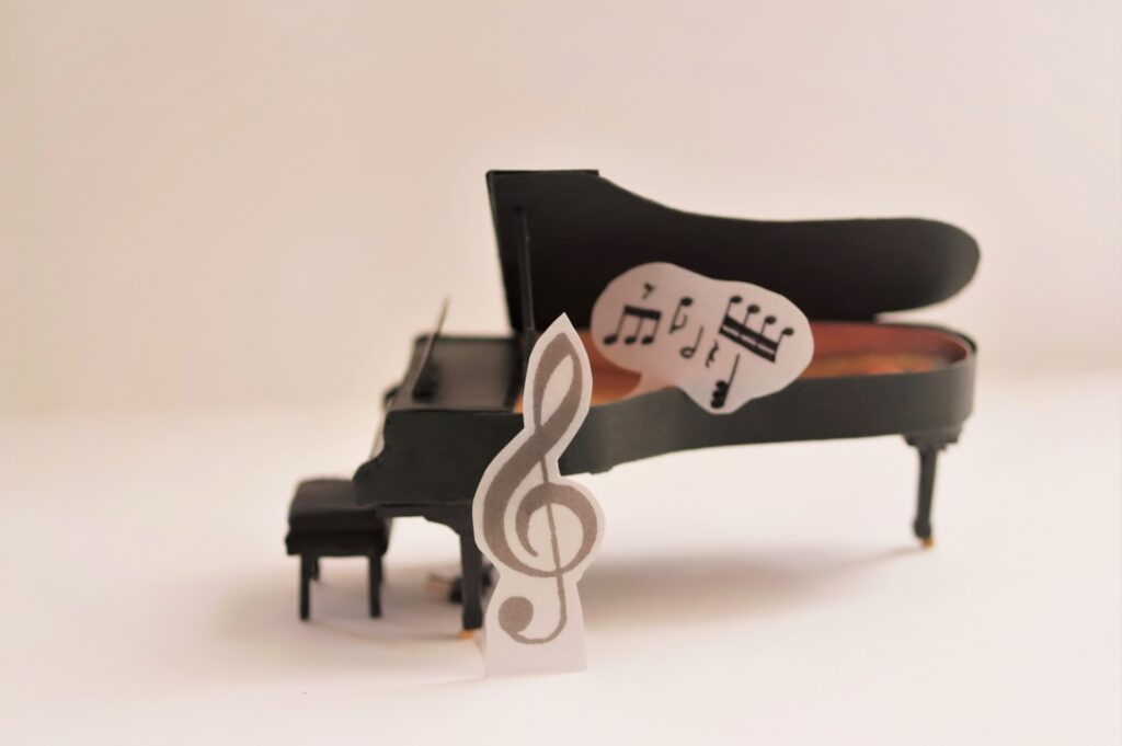 グランドピアノのオブジェとト音記号と音符