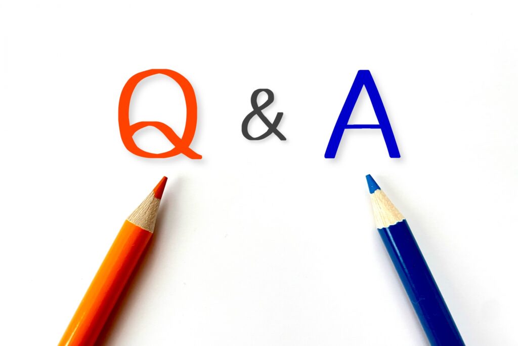 「Q&A」の文字と赤と青の色鉛筆