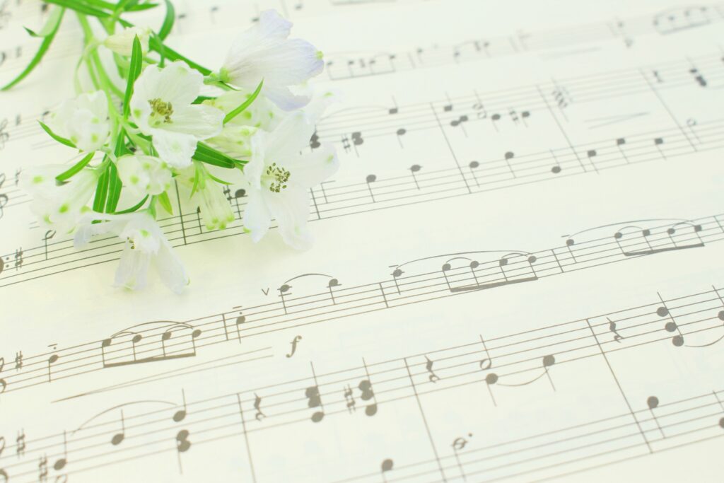楽譜と白い花