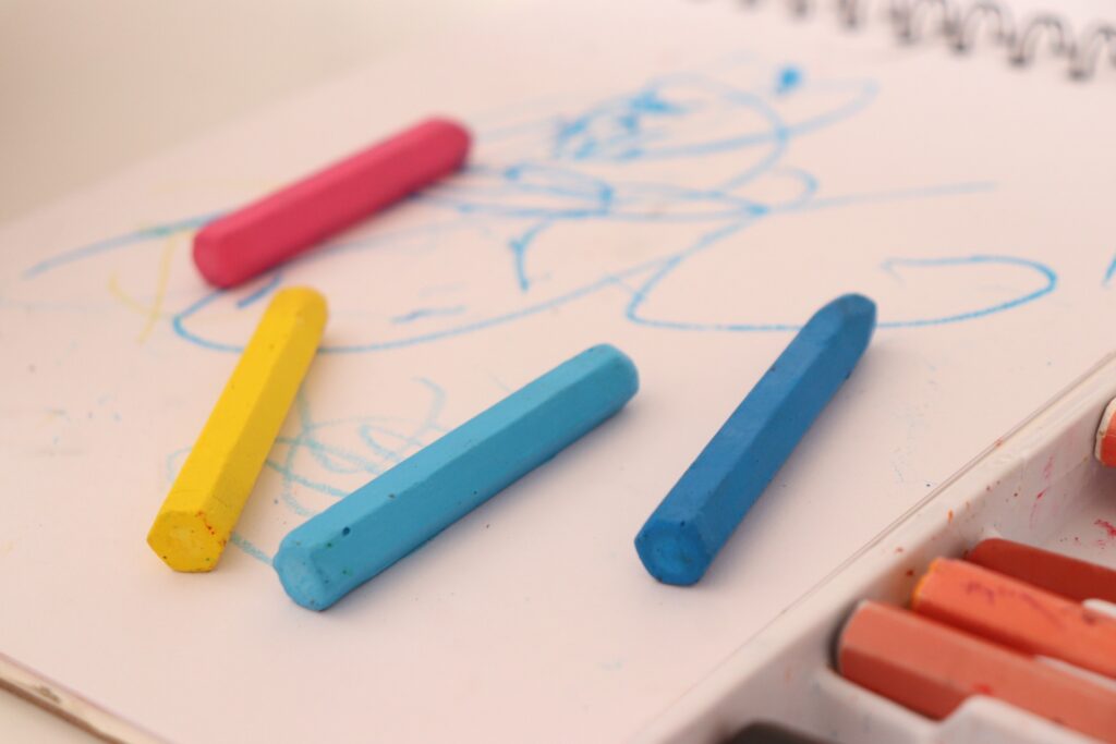 画用紙とカラフルなクレヨン4本