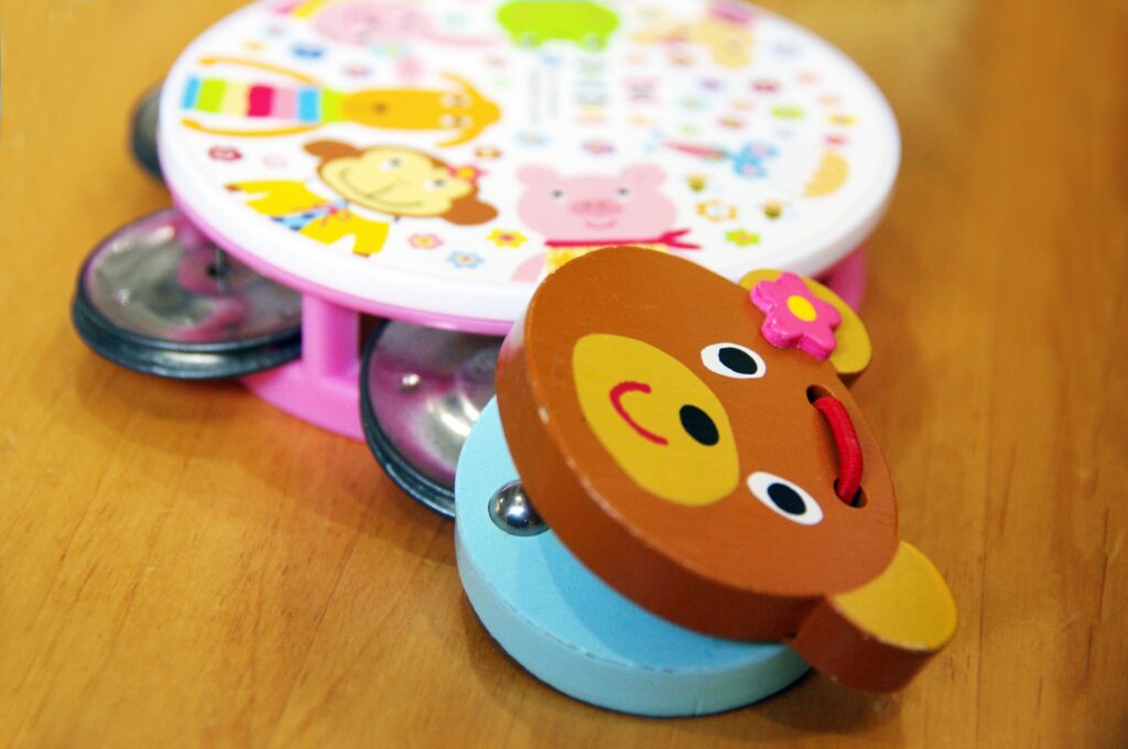 子供用のタンバリンとカスタネット