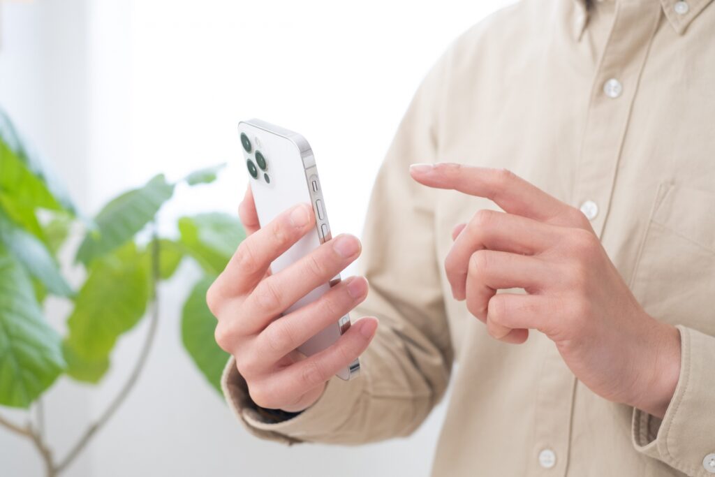 スマホを操作する手元