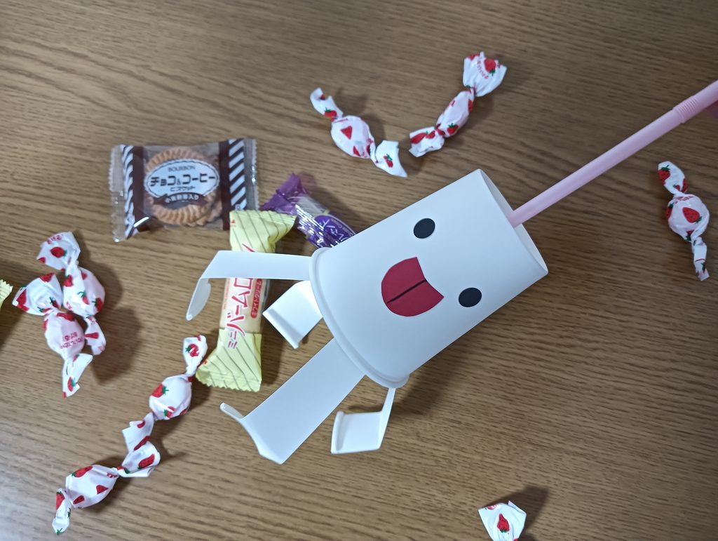 紙コップで作ったオバケのおもちゃとお菓子