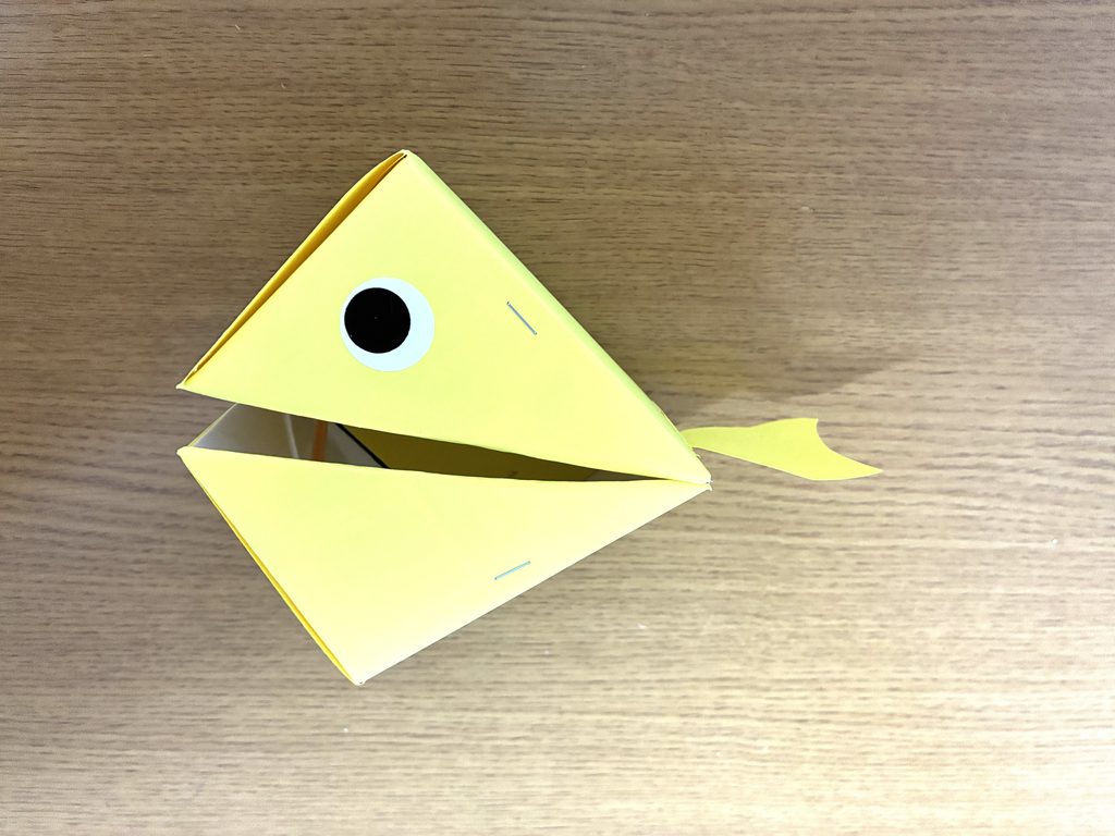 牛乳パックに黄色い画用紙を貼って魚にしたところ 